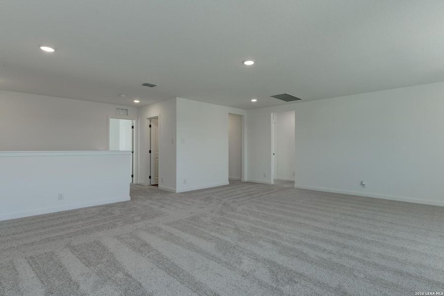 Spacious, unfurnished interior of a new home in Nopal Valley, San Antonio (Image 20).