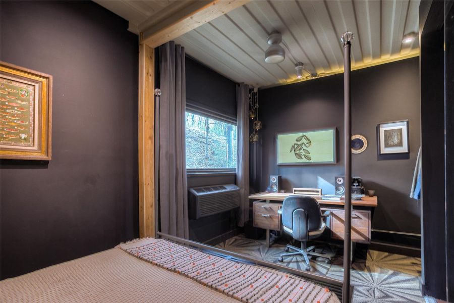 Plenty of room to work with great WIFI service including fiber optic expansion.