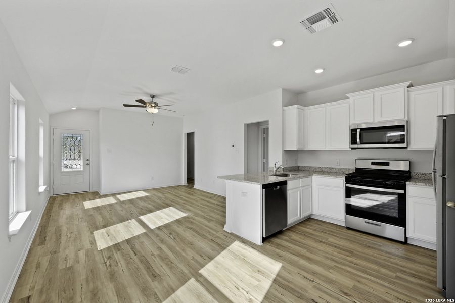 Spacious, unfurnished interior of a new home in Preserve at Medina, Von Ormy (Image 11).