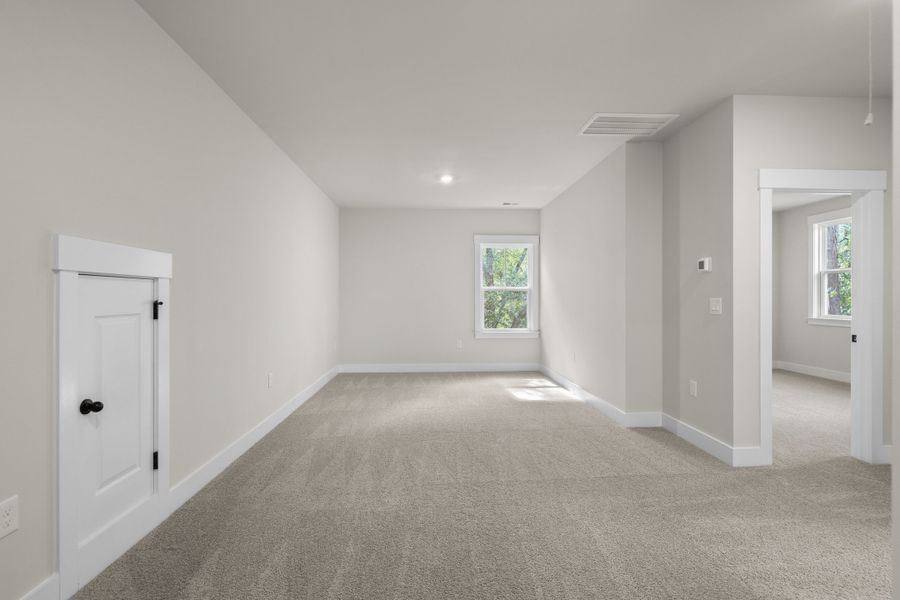 Spacious, unfurnished interior of a new home in Harmony Township, Georgetown (Image 24).
