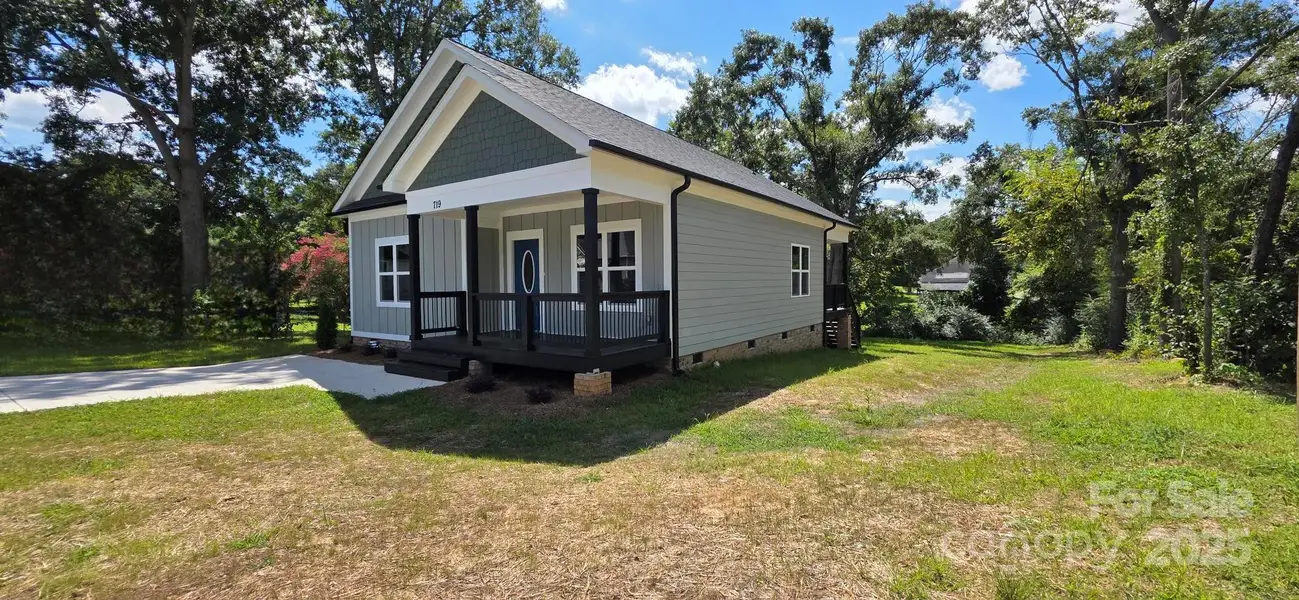 Exterior details and patio area of a home in , Gastonia (Image 3).