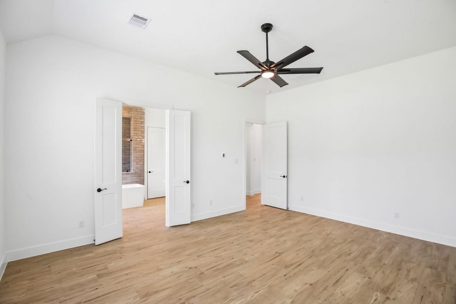 Spacious, unfurnished interior of a new home in , Mont Belvieu (Image 39).