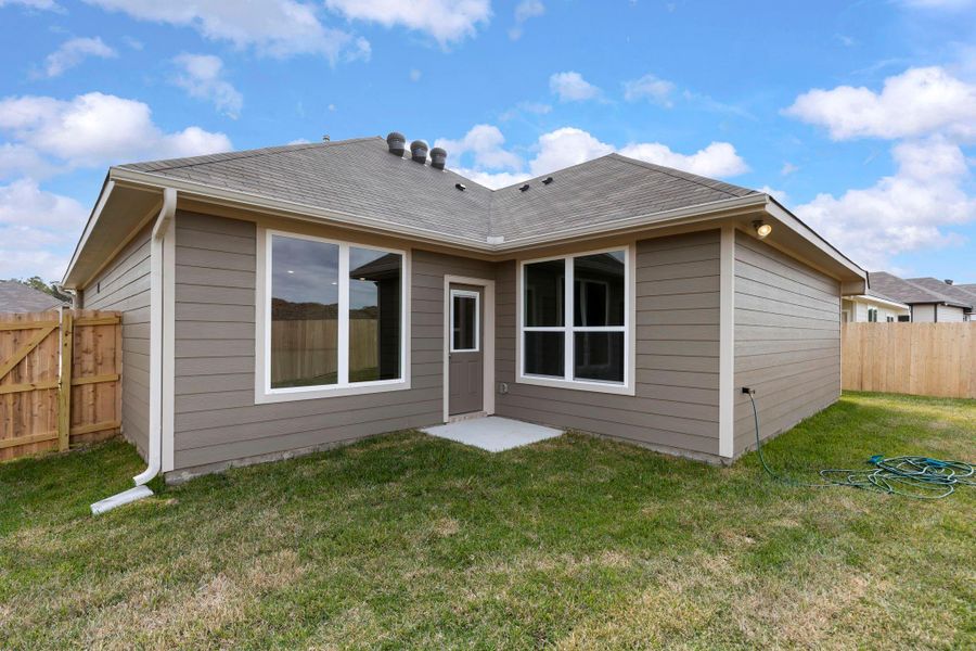 Exterior details and patio area of a home in Sterling Ridge, Huntsville (Image 18).