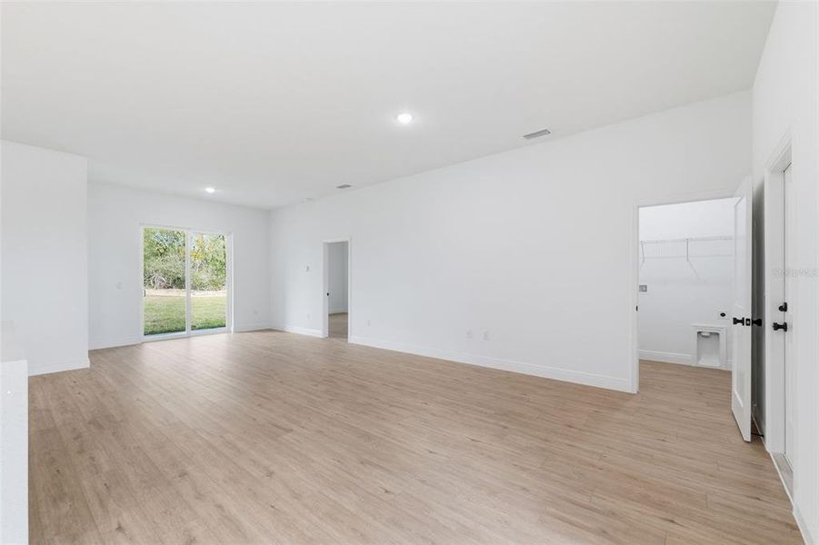 Spacious, unfurnished interior of a new home in , Ocala (Image 25).
