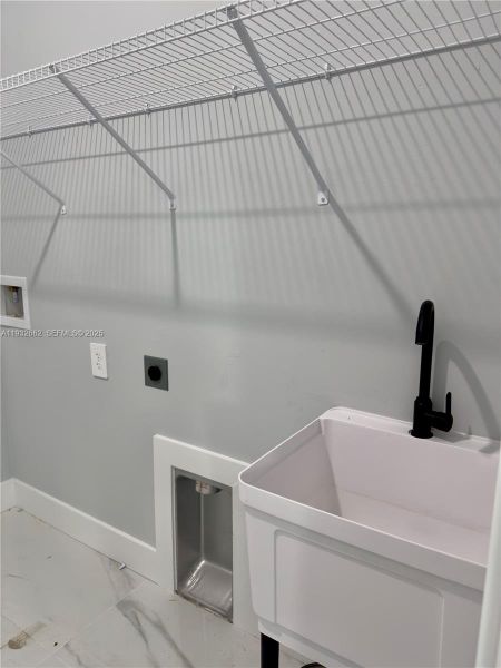 Spacious, unfurnished interior of a new home in , Lehigh Acres (Image 24).