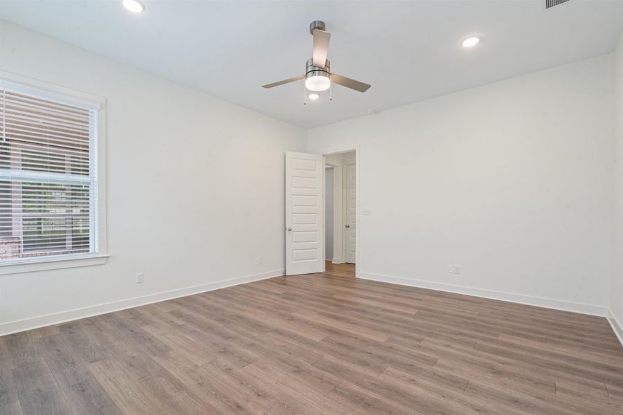 Unfurnished room with dark wood-style floors, a ceiling fan, and recessed lighting