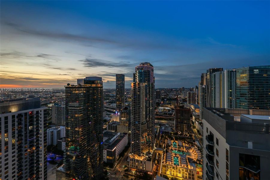 Condo located in Miami, FL showcasing its design and architecture (Image 27).