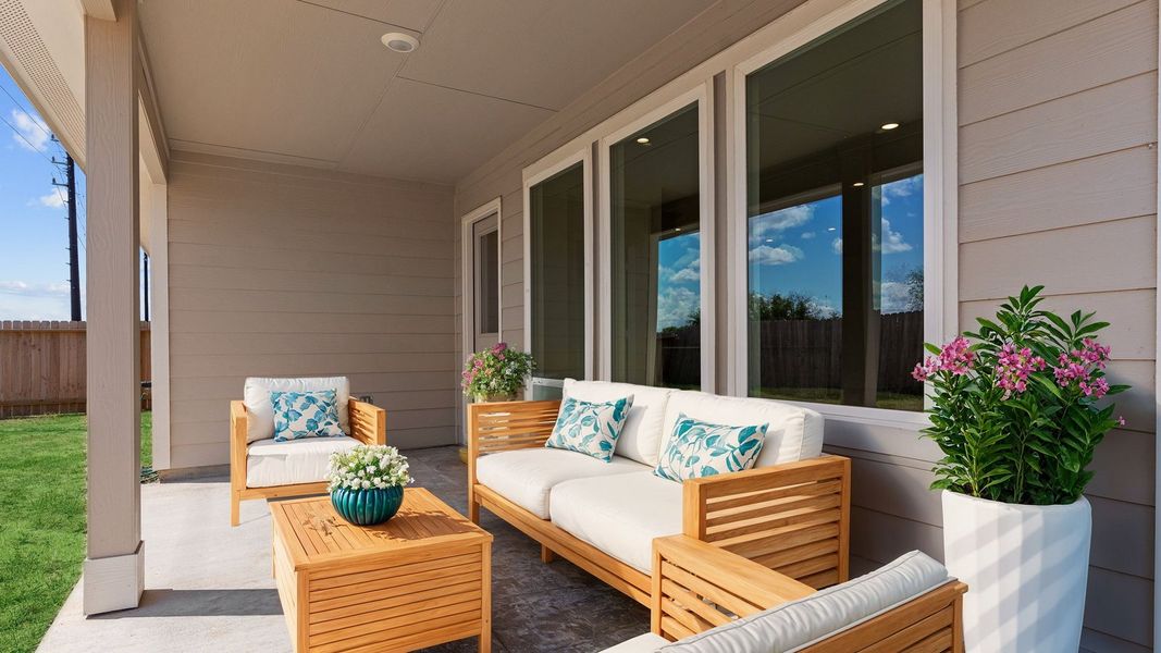 Exterior details and patio area of a home in Evergreen, Rosenberg (Image 2).