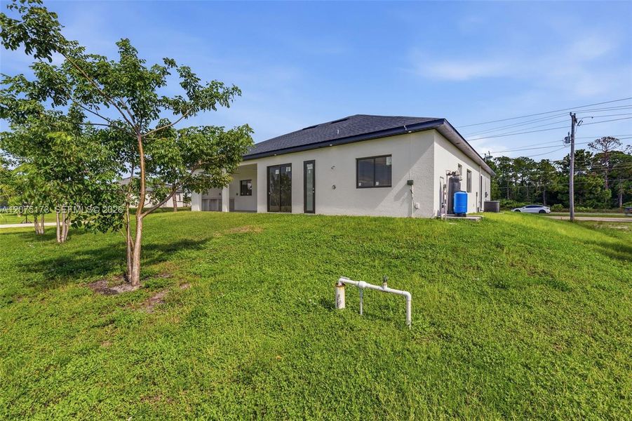 Exterior details and patio area of a home in , Cape Coral (Image 25).