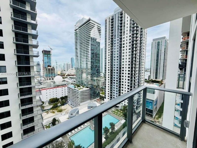 Condo located in Miami, FL showcasing its design and architecture (Image 4). Condo located in Miami, FL showcasing its design and architecture (Image 4).