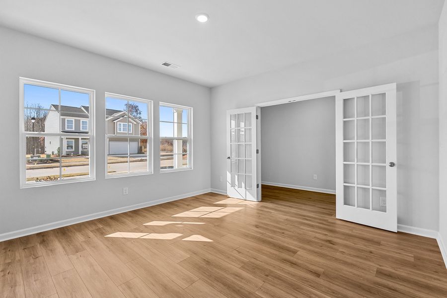 Spacious, unfurnished interior of a new home in Fieldstone, Lexington (Image 27).