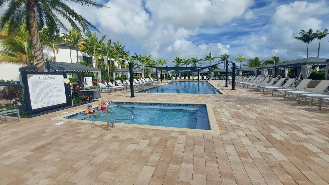 Valencia Grand Outdoor Spa Tub