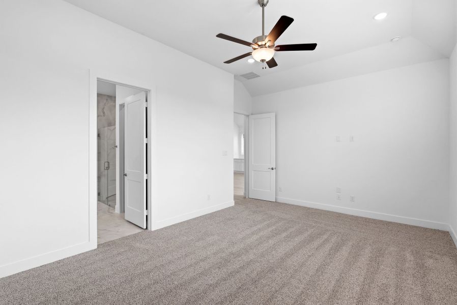 Spacious, unfurnished interior of a new home in Wood Leaf Reserve, Tomball (Image 23).