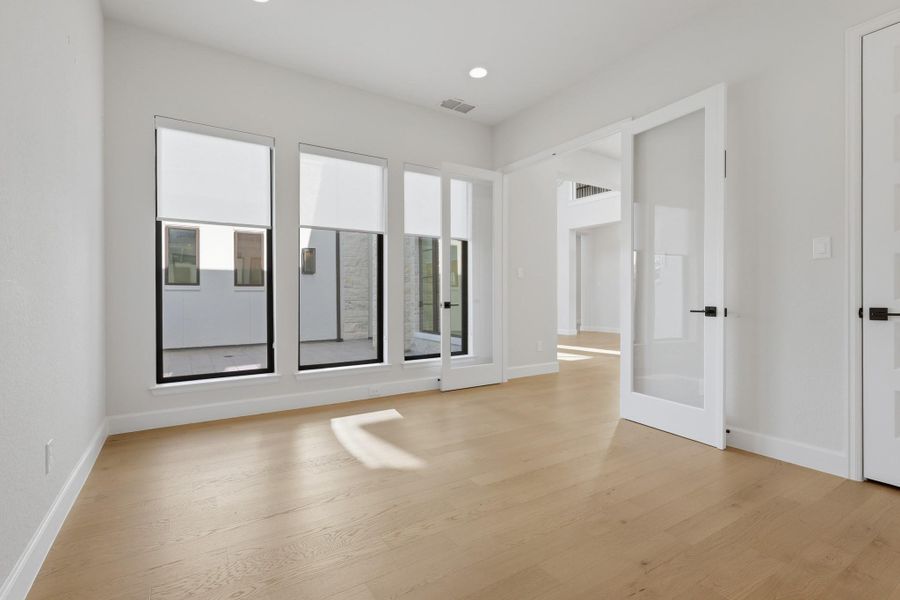 Spacious, unfurnished interior of a new home in Sienna, Missouri City (Image 22).