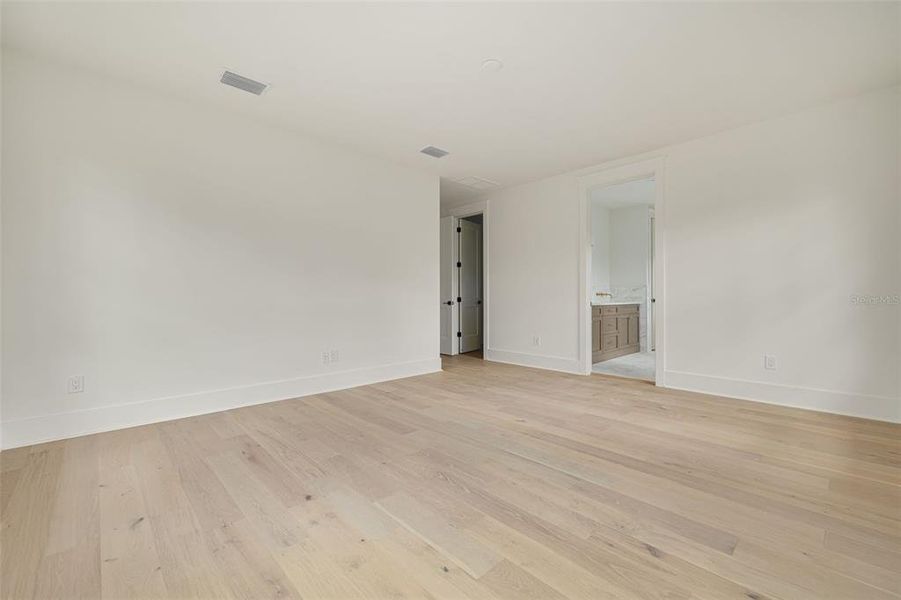 Spacious, unfurnished interior of a new home in , St. Petersburg (Image 36).