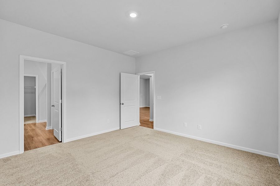 Spacious, unfurnished interior of a new home in Fieldstone, Lexington (Image 24).