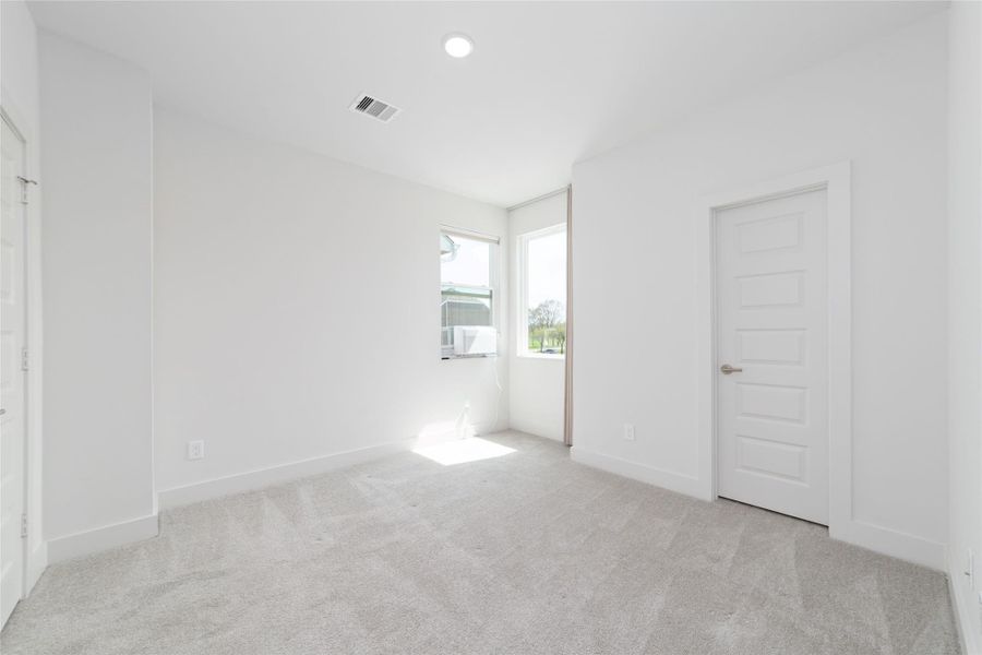 Spacious, unfurnished interior of a new home in Alicante, Houston (Image 34).