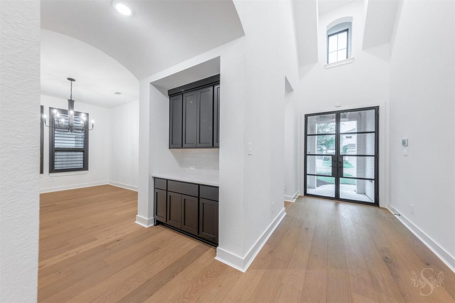 Convenient butler's pantry. Convenient butler's pantry.