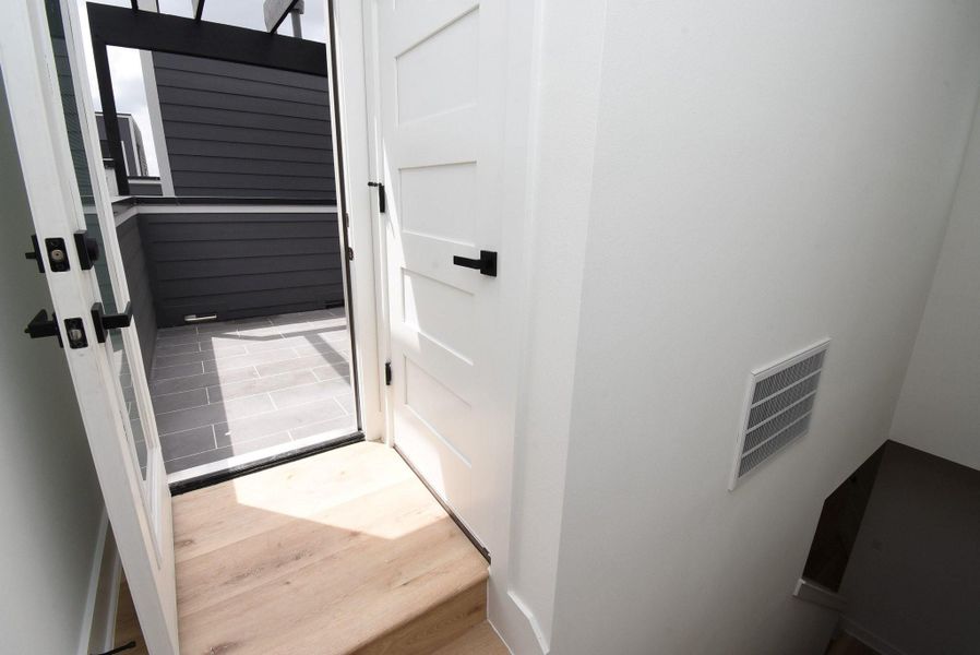 Spacious, unfurnished interior of a new home in , Houston (Image 40).