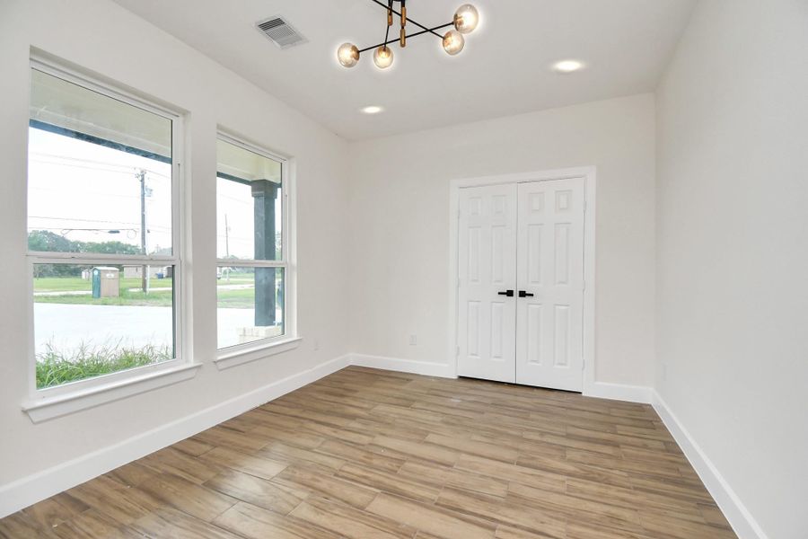 Spacious, unfurnished interior of a new home in , Angleton (Image 35).