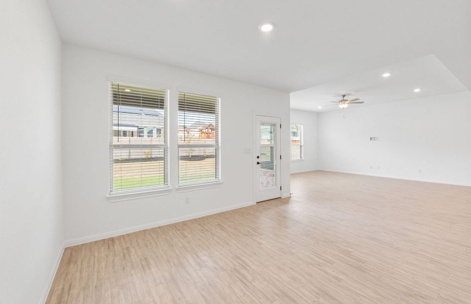 Spacious, unfurnished interior of a new home in Bluffview Reserve, Leander (Image 24).
