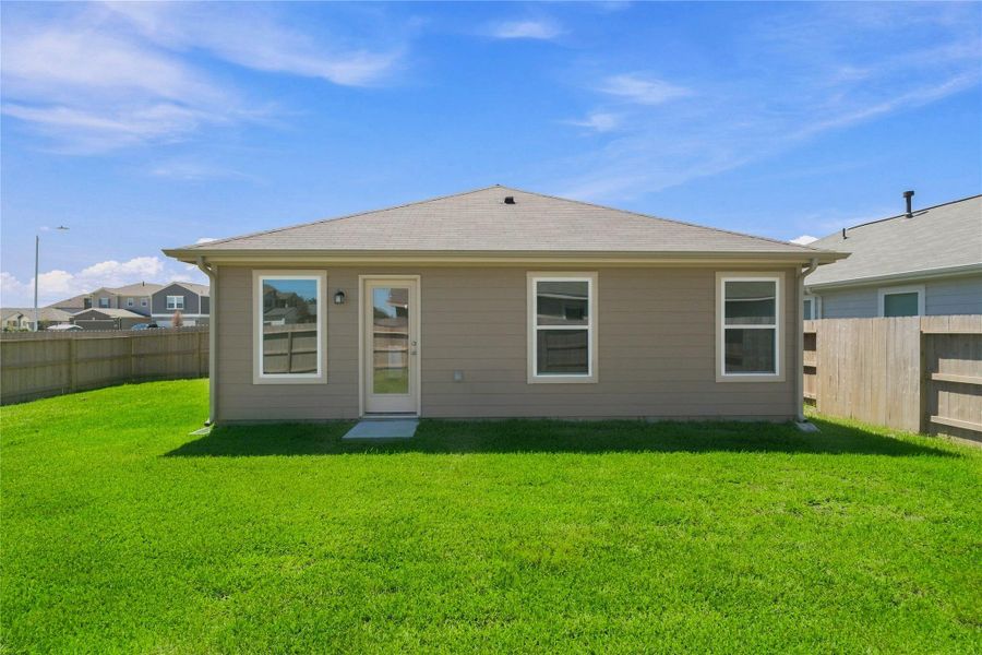 Come explore this generous backyard—perfect for kids to play freely and adults to unwind in comfort!