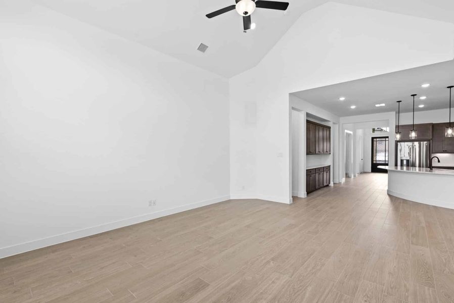 Spacious, unfurnished interior of a new home in Wood Leaf Reserve, Tomball (Image 12).