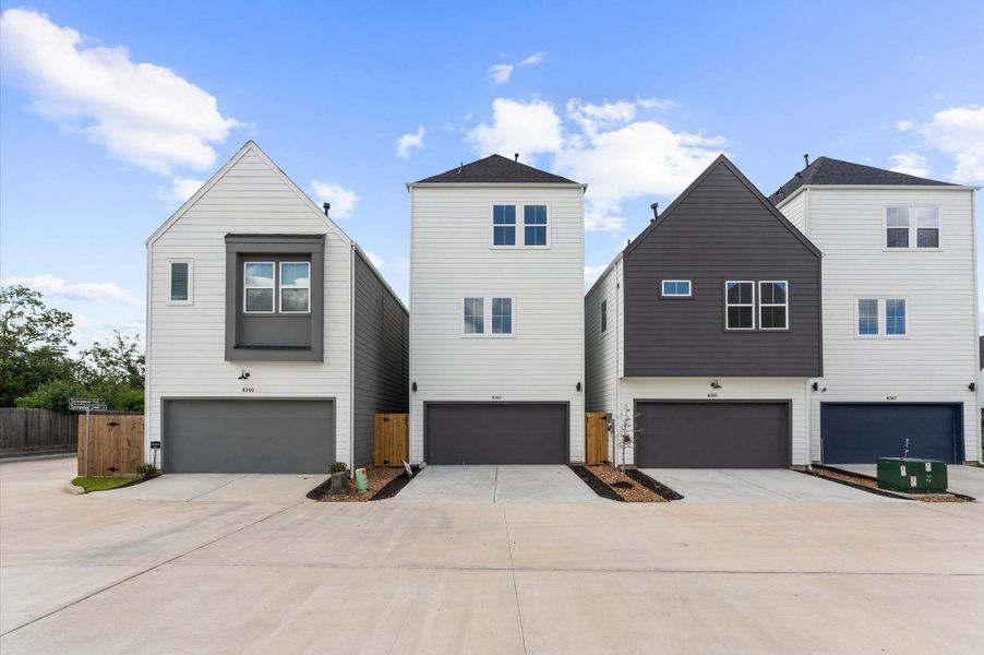 PRIVATE DRIVEWAY! PRIVATE DRIVEWAY!