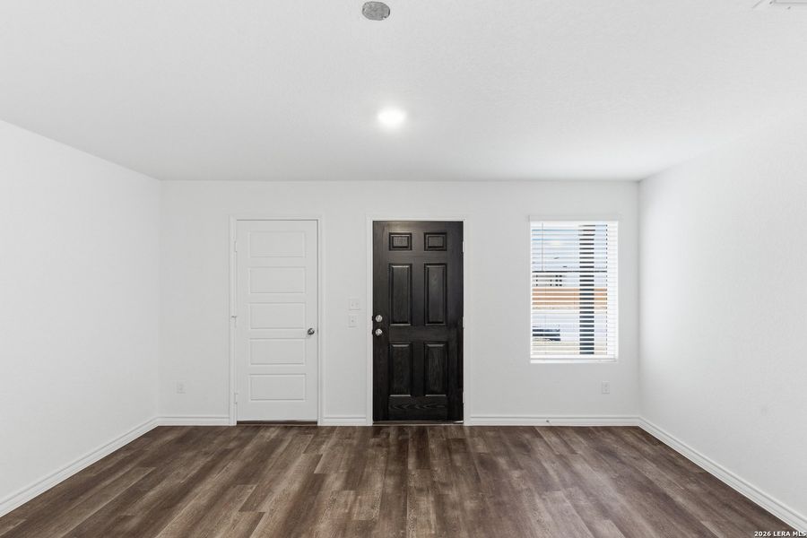 Spacious, unfurnished interior of a new home in Cinco Lakes, San Antonio (Image 20).