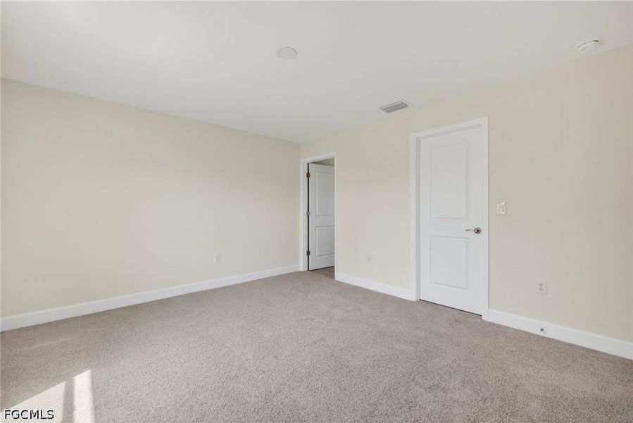 Spacious, unfurnished interior of a new home in Cape Coral, Cape Coral (Image 17).