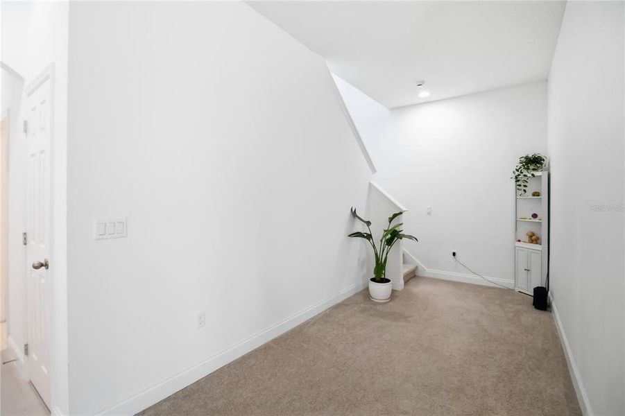 Spacious, unfurnished interior of a new home in Blue Diamond , Orlando (Image 24).