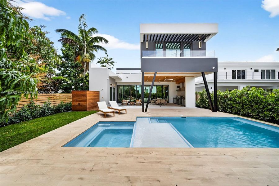 Exterior details and patio area of a home in , Miami (Image 22).