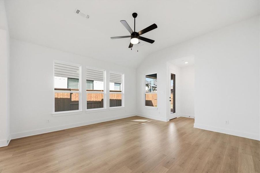 Spacious, unfurnished interior of a new home in Mantua Point, Van Alstyne (Image 16).