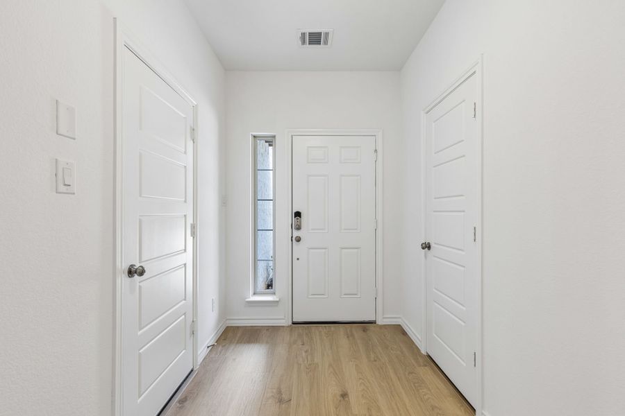 Spacious, unfurnished interior of a new home in Eagle Cove, Denton (Image 17).