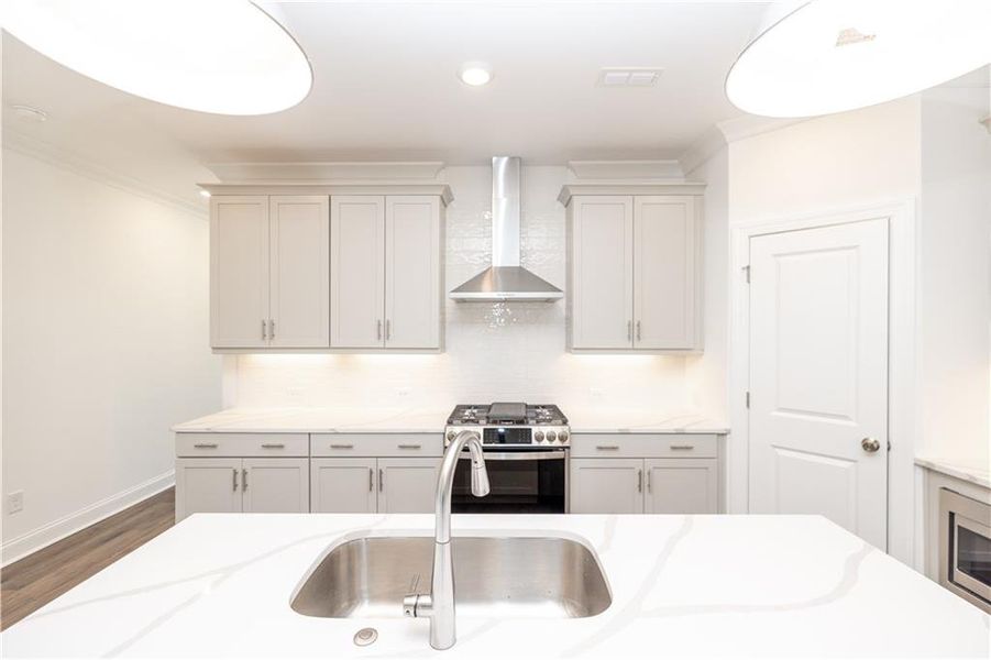 Furnished interior view inside a new home in IveyBrooke, Alpharetta (Image 39).