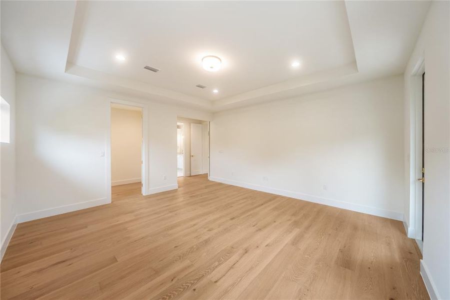 Spacious, unfurnished interior of a new home in , Sarasota (Image 87).
