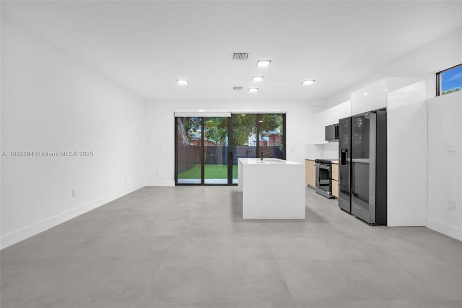 Spacious, unfurnished interior of a new home in , Miami (Image 24).