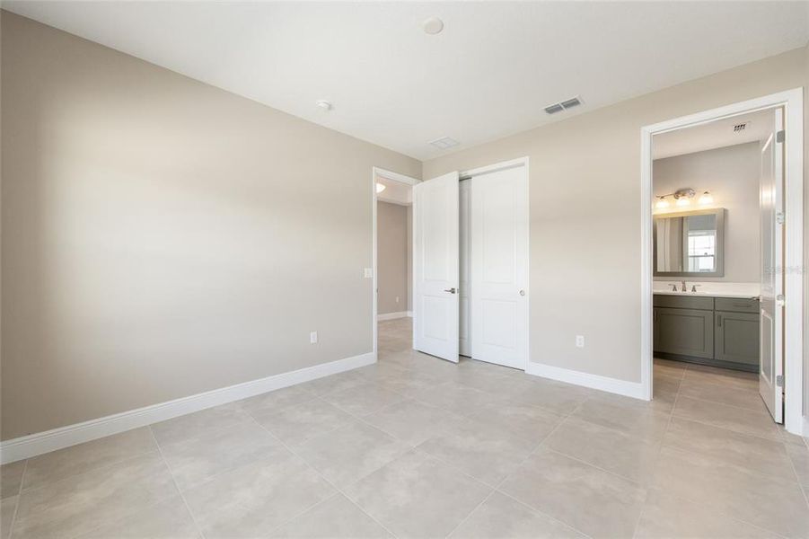Spacious, unfurnished interior of a new home in , Ocala (Image 25).