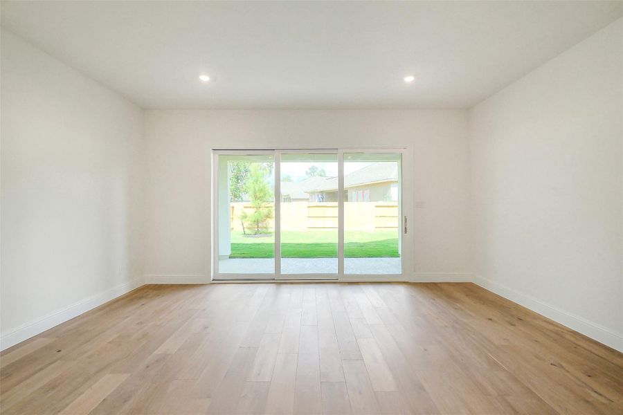 Spacious, unfurnished interior of a new home in Evergreen 70', Conroe (Image 33).