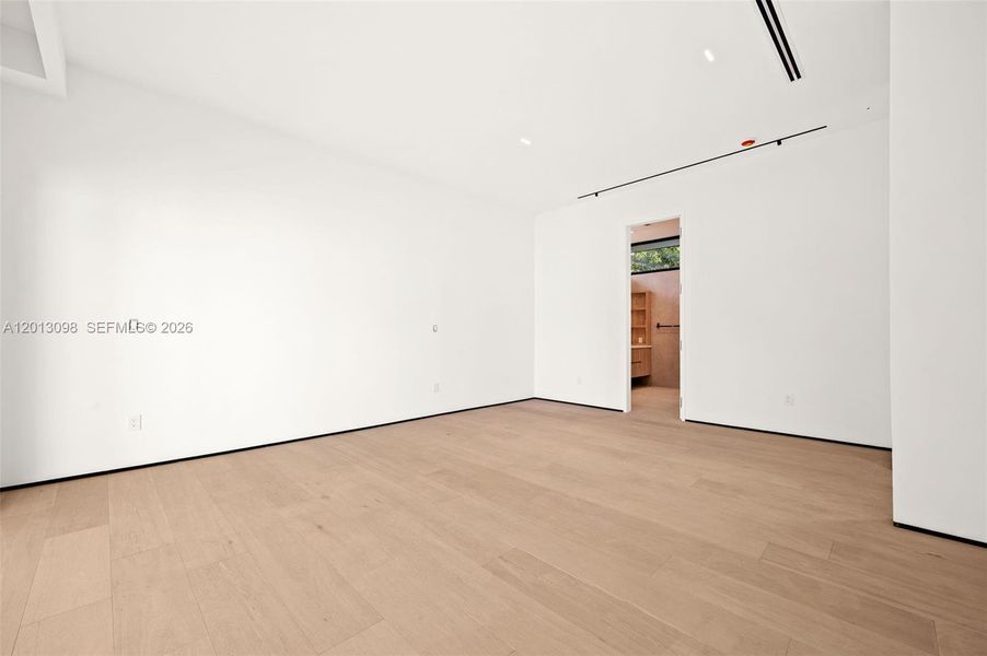 Spacious, unfurnished interior of a new home in , Miami (Image 12).