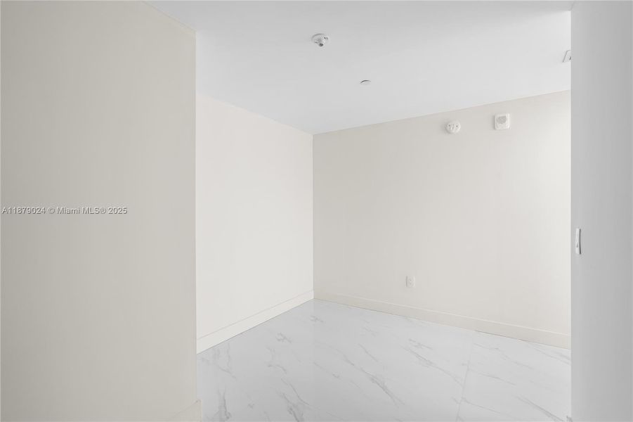 Spacious, unfurnished interior of a new home in Aria Reserve, Miami (Image 21).