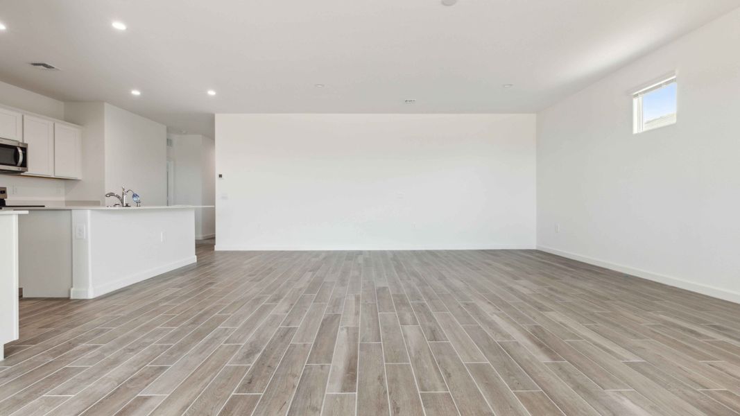 Spacious, unfurnished interior of a new home in Entrada Del Oro, Gold Canyon (Image 12).