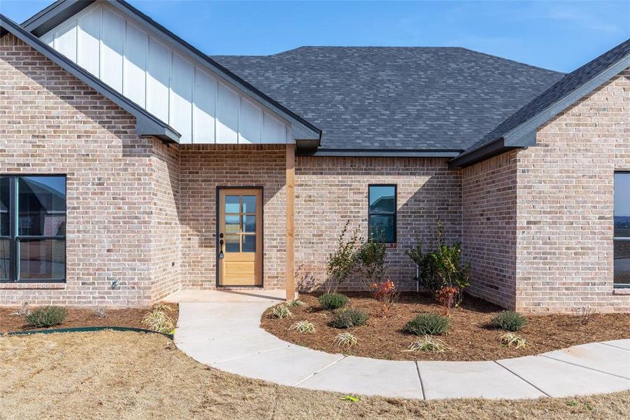 Exterior details and patio area of a home in , Tuscola (Image 3).