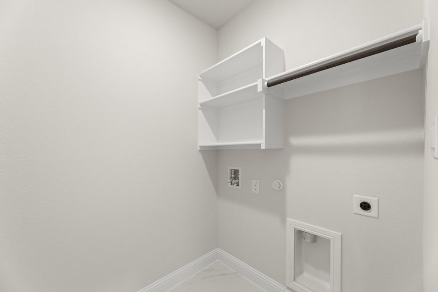 Spacious, unfurnished interior of a new home in Keeneland, Aubrey (Image 37).