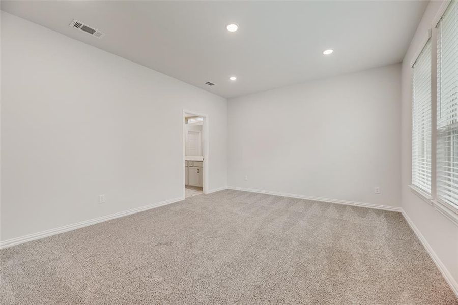 Spacious, unfurnished interior of a new home in Villages of Hurricane Creek, Anna (Image 14).