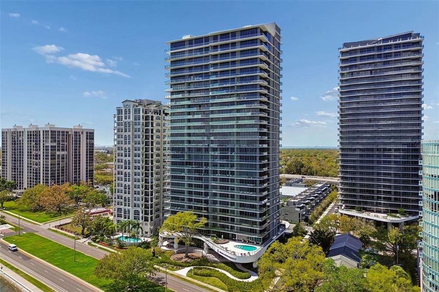 Condo located in Tampa, FL showcasing its design and architecture (Image 26).