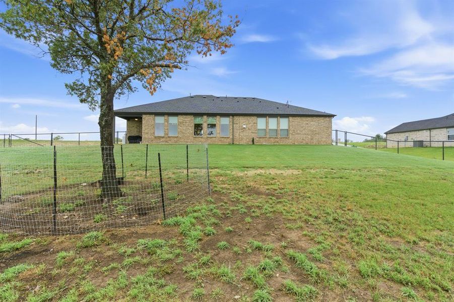 Exterior details and patio area of a home in Gatlin Ranch, Springtown (Image 24).