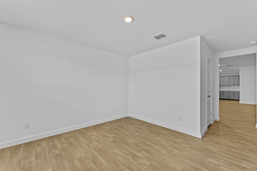 Spacious, unfurnished interior of a new home in Sonoma Oaks, Fredericksburg (Image 15).