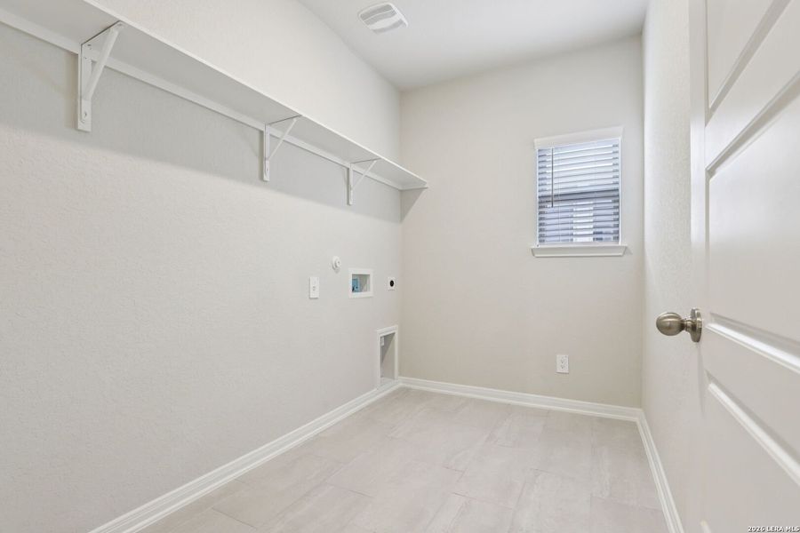 Spacious, unfurnished interior of a new home in Catalina, Converse (Image 50).