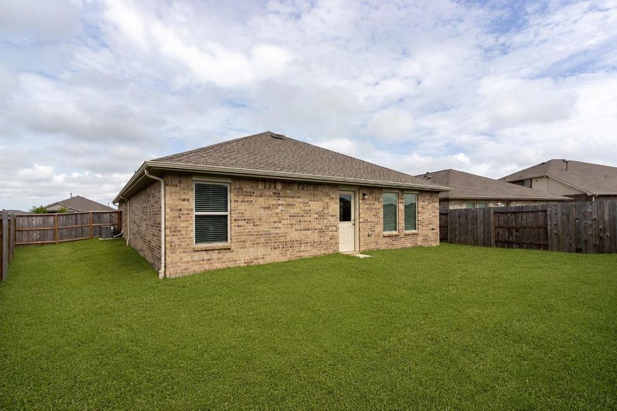 Exterior details and patio area of a home in Samara, League City (Image 3).